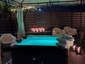 AgliChalet Erbe Montane-Vasca idromassaggio privata condivisa tra i due chalet, con parcheggio privato e colonnina ricarica auto elettrica con supplemento