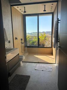 Casa de luxo com Piscina e Beach Tennis em condomínio