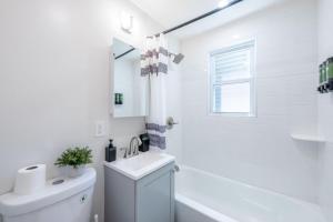 Modern 2BR 8 mins to Penn Station with WiFi and Laundry