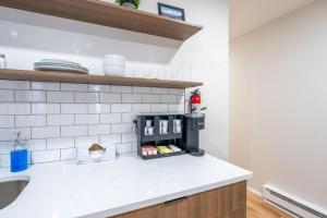 Modern 2BR 8 mins to Penn Station with WiFi and Laundry