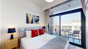 Vacationer Holiday Homes l Vibrant 2 Bed l Dubai Hills Mall l Free Pool and Gym