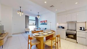 Vacationer Holiday Homes l Vibrant 2 Bed l Dubai Hills Mall l Free Pool and Gym