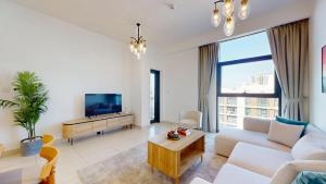 Vacationer Holiday Homes l Vibrant 2 Bed l Dubai Hills Mall l Free Pool and Gym