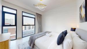 Vacationer Holiday Homes l Vibrant 2 Bed l Dubai Hills Mall l Free Pool and Gym