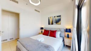 Vacationer Holiday Homes l Vibrant 2 Bed l Dubai Hills Mall l Free Pool and Gym