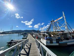Cairns Waterfront Apartment near Reef Terminal Marina and Casino