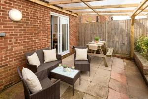 Free Parking Sleeps 7 Garden with Patio Gloucester Road