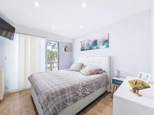 Apartment Port et plage à pied- linge inclus by Interhome