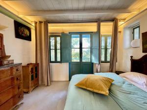 Marsa Cubes boat for 2 with fireplace