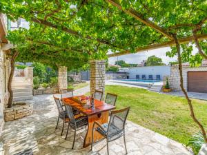 Holiday Home Courtyard Ivini by Interhome