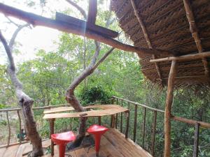 Serenity Tree house, own kitchen, brick pizza oven