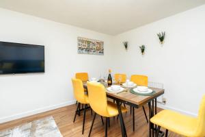 3 Bed house with 6 Beds Driveway and Garden