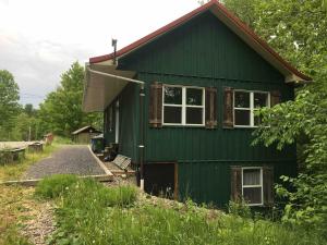 Charming chalet for rent next to Owl Head SKI