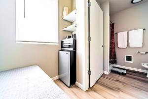 Cozy Micro Suite Unit 2 Sleeps 2 Minutes to Downtown