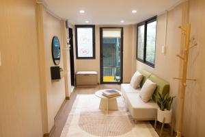 Hang Vuong Railway Homestay