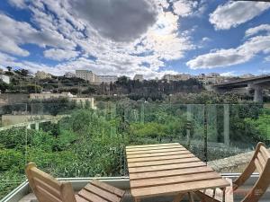 Valley View Pool Apartment in St Julians