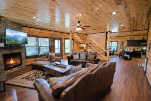 Seclusion Smoky Mountains Cabin w Views, Game Room & Free Tickets
