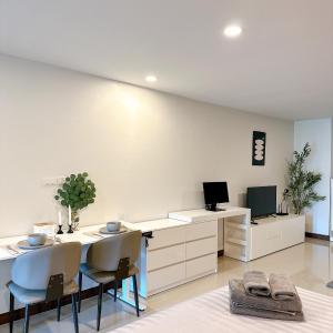 Elegant Modern White Suite