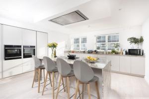 Sandyford, Holywell Bay - Sea Views - Walk to Beach - 2 Pets Allowed - Free Parking and WiFi