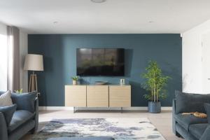 Sandyford, Holywell Bay - Sea Views - Walk to Beach - 2 Pets Allowed - Free Parking and WiFi