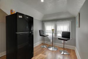 3 Mi to Blue Hills Skiing and Hiking! Couples Apt