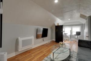 3 Mi to Blue Hills Skiing and Hiking! Couples Apt