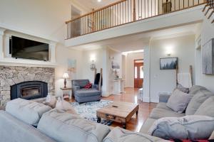 Beautiful Hiawassee Home with Mountain Views!