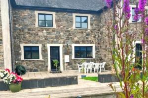 3 Bed Harbour-view Cottage Sleeps 6 - Dog Friendly
