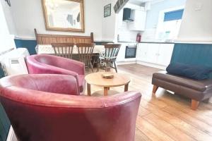 3 Bed Harbour-view Cottage Sleeps 6 - Dog Friendly