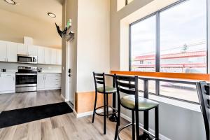 Cozy Micro Suite Unit 3 Sleeps 2 Minutes to Downtown
