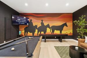 The Longhorn Luxe with Game Room and Fire pit and Karaoke