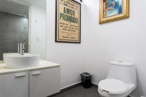 Elegant Condo in Condesa with Balcony & Pool