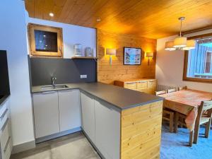 Appartement 3 étoiles à Méribel : 4 chambres, balcon, proche pistes - FR-1-355-49