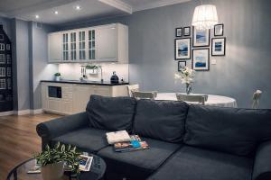 EUROPA22 Apartament z JACUZZI w samym sercu miasta Tomaszów Maz - balkon z widokiem na park i fontanny Zameldowanie od 13 Blisko Areny Lodowej