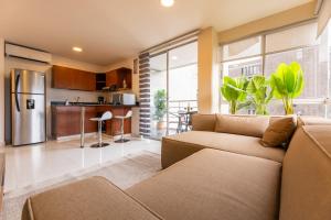 Central, Fast WiFi, AC and Poblado Views