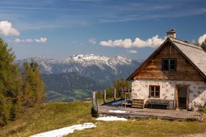 Hike & Ski-in Ski-out Mountain View Apartment for Family & Friends