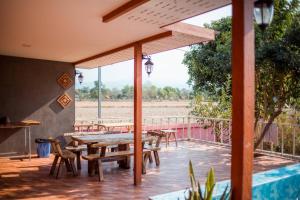 เอ็นเฮ้าส์ แอนด์ แสงเดือนรีสอร์ท นครนายก