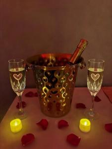 Chambre avec lit rond ou chambre romantique, proche gare TGV