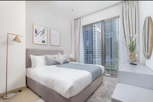 Vogue Vacation Homes, Marina Gate near JBR Beach and Marina Mall, One Bedroom Apartment with Balcony and city skyline view, Access toAmenities