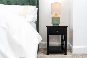 Luxury High-Ceiling Apartment Central Altrincham