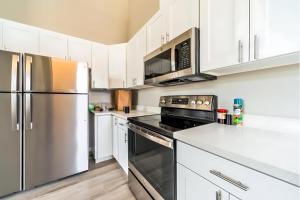 Cozy Micro Suite Unit 5 Sleeps 2 Minutes to Downtown