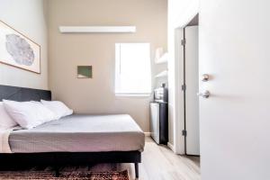 Cozy Micro Suite Unit 5 Sleeps 2 Minutes to Downtown