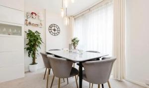 Bright and Modern 2 Bedroom Duplex by ExCeL London