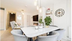 Bright and Modern 2 Bedroom Duplex by ExCeL London