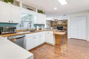 5 Mi to Silver Springs State Pk Gem with Game Room!