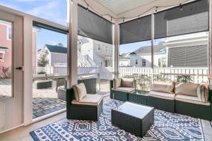 Stunning 5-Bedroom Coastal Retreat in Hanahan