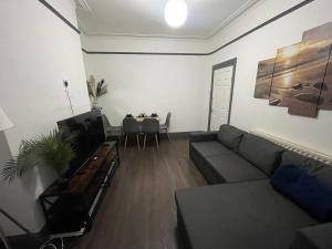 Large 4-Bed Home, Free Parking, Near City Center