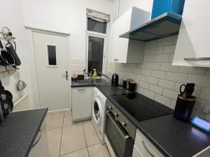 Large 4-Bed Home, Free Parking, Near City Center