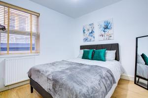 Elegant Apartment Steps from London Station