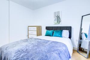 Elegant Apartment Steps from London Station